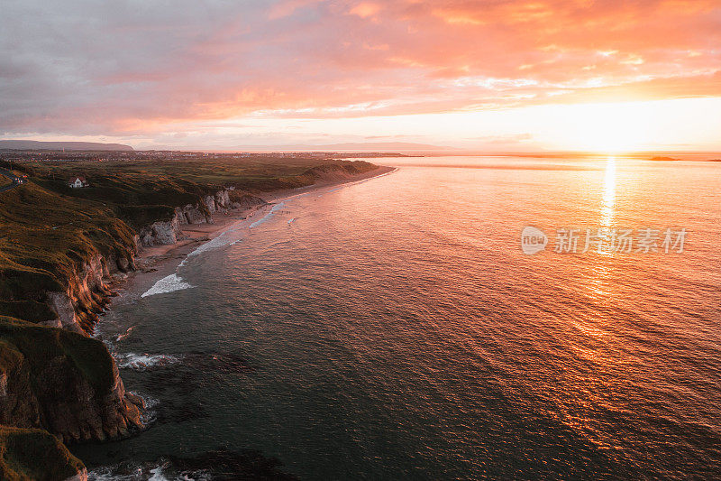 日落在波特拉什，海滩Co Antrim，北爱尔兰